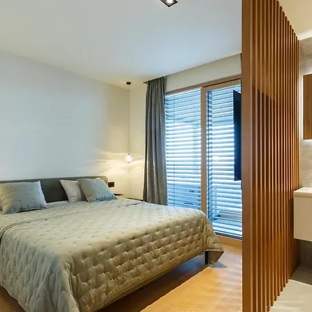 Luxury Penthouse V Apartment Split